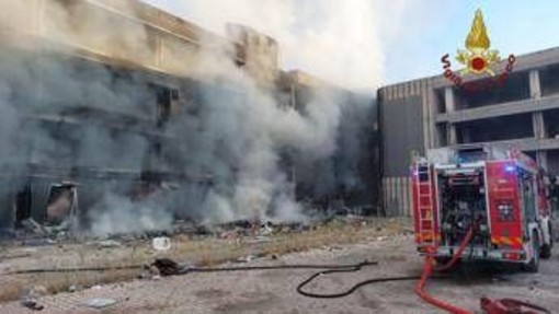 Roma, in fiamme edificio abbandonato a Tor Sapienza: dentro persone che lo occupavano