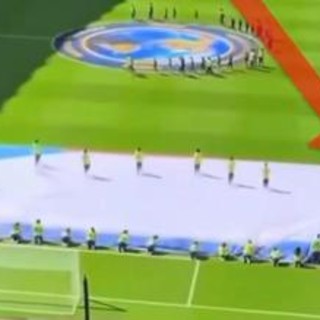 Mondiali, addetto Fifa intrappolato nella bandiera e 'salvato' Mondiali, addetto Fifa intrappolato nella bandiera e 'salvato'