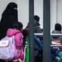 Burqa e niqab vietati a scuola, multe fino a 1000 euro. Tetto del 30% per alunni stranieri: la bozza del decreto Burqa e niqab vietati a scuola, multe fino a 1000 euro. Tetto del 30% per alunni stranieri: la bozza del decreto