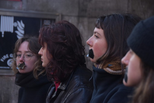 Extinction Rebellion occupa l’entrata della sede Rai a Torino: “Sleghiamo l’informazione”