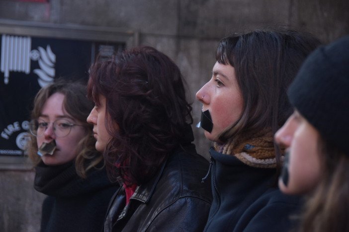 Extinction Rebellion occupa l’entrata della sede Rai a Torino: “Sleghiamo l’informazione”