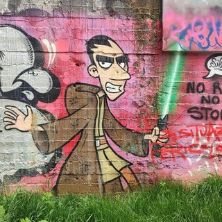 Zerocalcare sbarca a Torino anche in versione “Star Wars” con spada laser: l'omaggio street art al Parco Dora