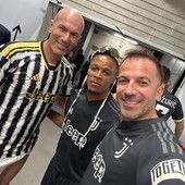 Tre calciatori che fanno un selfie