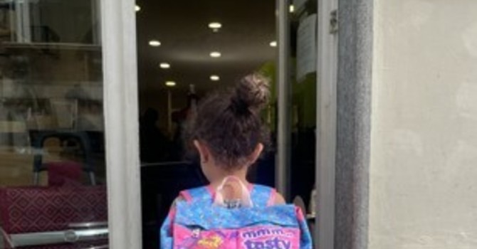Ricomincia la scuola e Abito riempie gli zaini dei bambini più sfortunati Ricomincia la scuola e Abito riempie gli zaini dei bambini più sfortunati