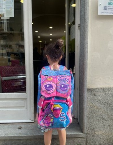 Ricomincia la scuola e Abito riempie gli zaini dei bambini più sfortunati Ricomincia la scuola e Abito riempie gli zaini dei bambini più sfortunati