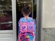 Ricomincia la scuola e Abito riempie gli zaini dei bambini più sfortunati Ricomincia la scuola e Abito riempie gli zaini dei bambini più sfortunati