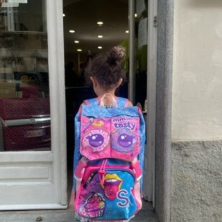 Ricomincia la scuola e Abito riempie gli zaini dei bambini più sfortunati